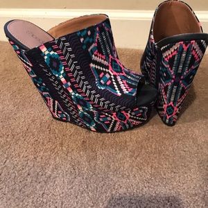 SHOEDAZZLE black and pink wedges!